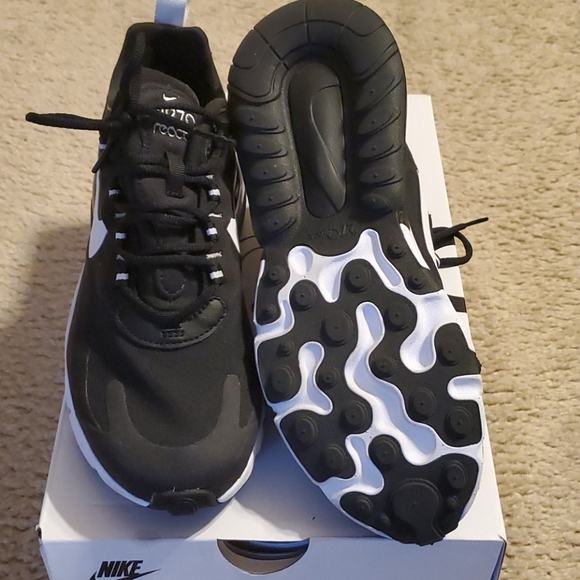 Nike - Picture 3 of 5